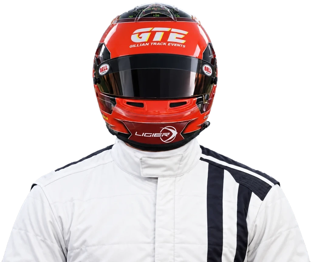 Gillian Henrion, casque sur la tête, en combinaison de course