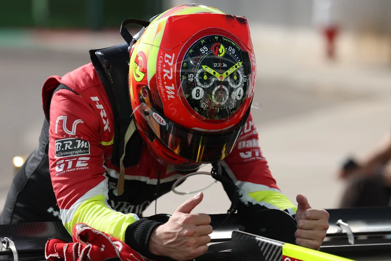 Le casque de Gillian vu de dessus, pouce levé dans le cockpit