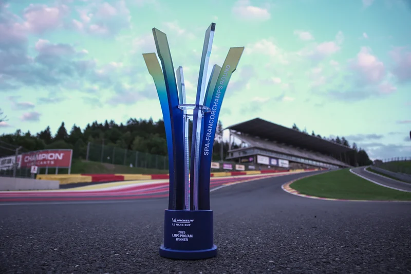 Le trophée posé sur la piste de Spa-Francorchamps