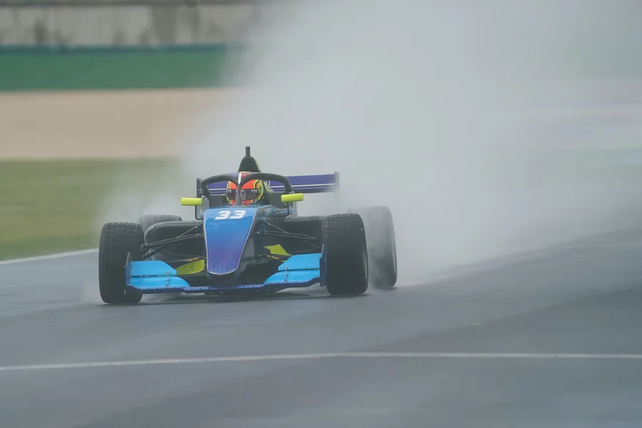 Monoplace de Formule 3 sous la pluie