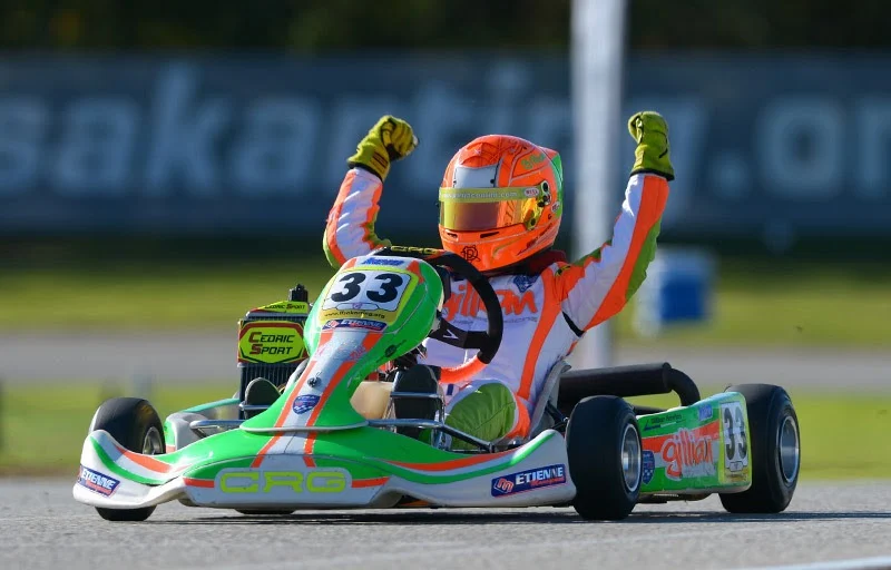 Gillian en karting, bras levés à l'arrivée